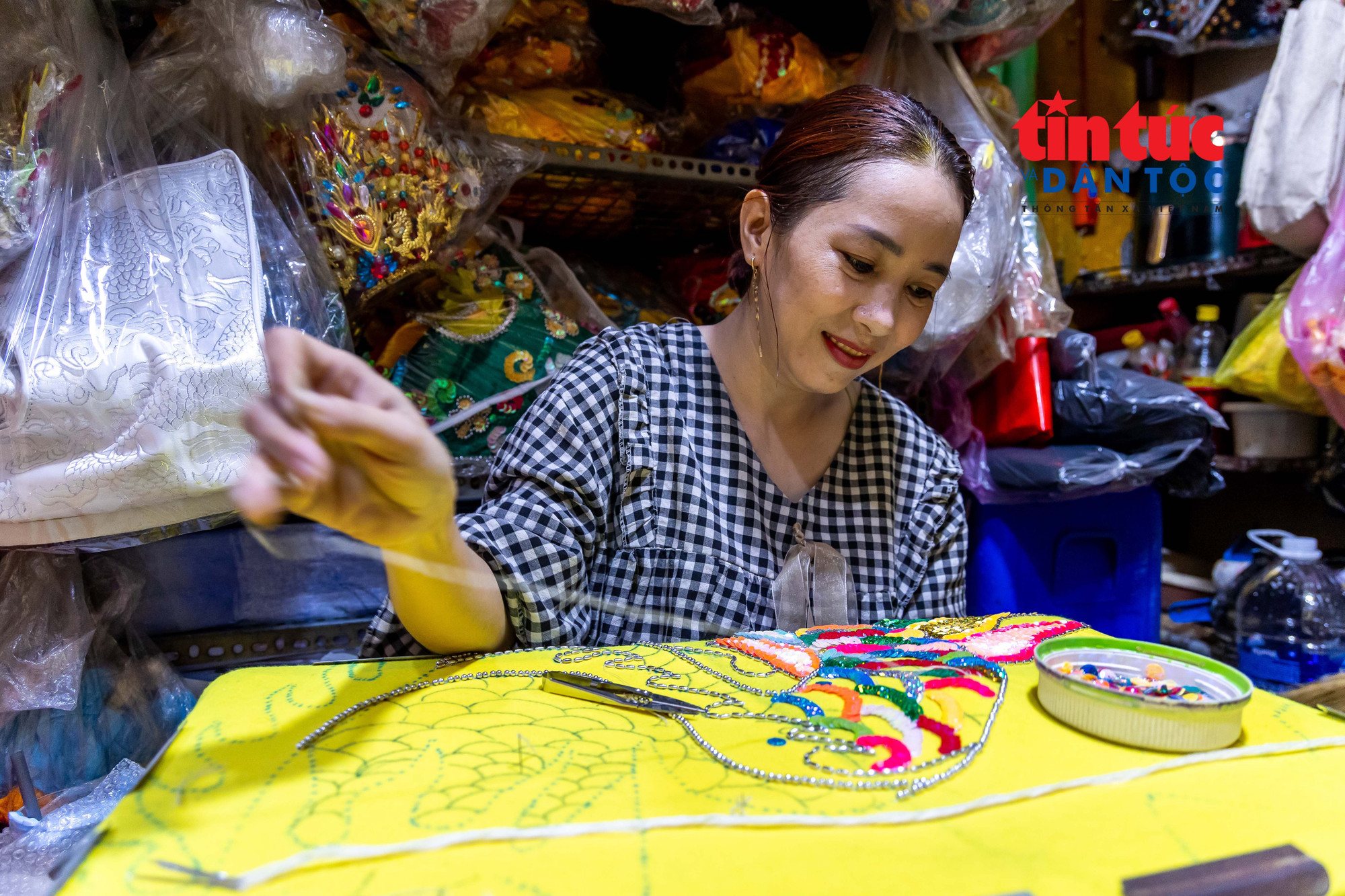 Một công đoạn thêu thủ công tại cửa hàng kinh doanh áo bà truyền thống phục vụ dịp lễ hội của người Hoa ở phường Chợ Lớn. phuongcholon15.jpg