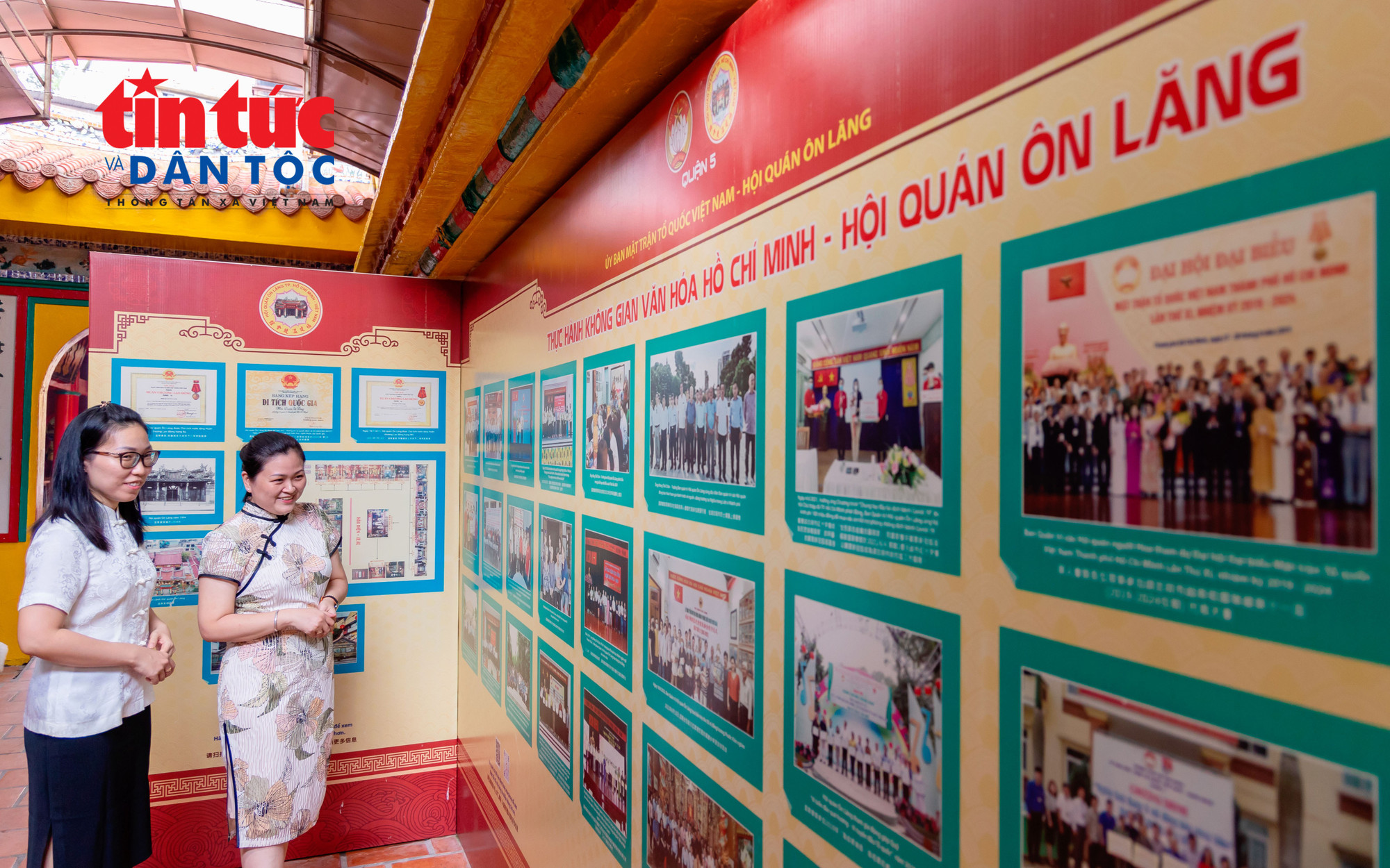 Bà con người Hoa tham quan, tìm hiểu thông tin về Không gian văn hóa Hồ Chí Minh tại hội quán Ôn Lăng, phường Chợ Lớn, TP Hồ Chí Minh. phuongcholon2.jpg