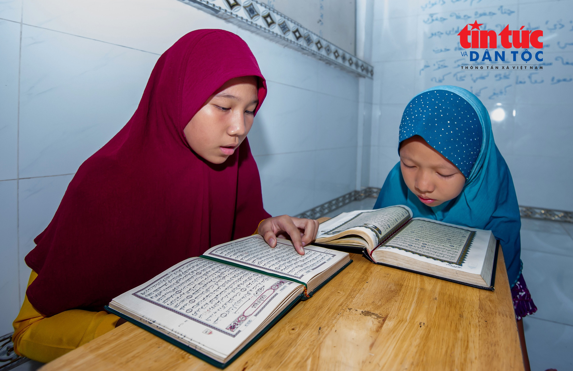 Ngoài các nam sinh, tại lớp học tiếng Chăm còn có sự tham gia của các nữ sinh trong trang phục truyền thống. lophoctiengcham13-2308.jpg