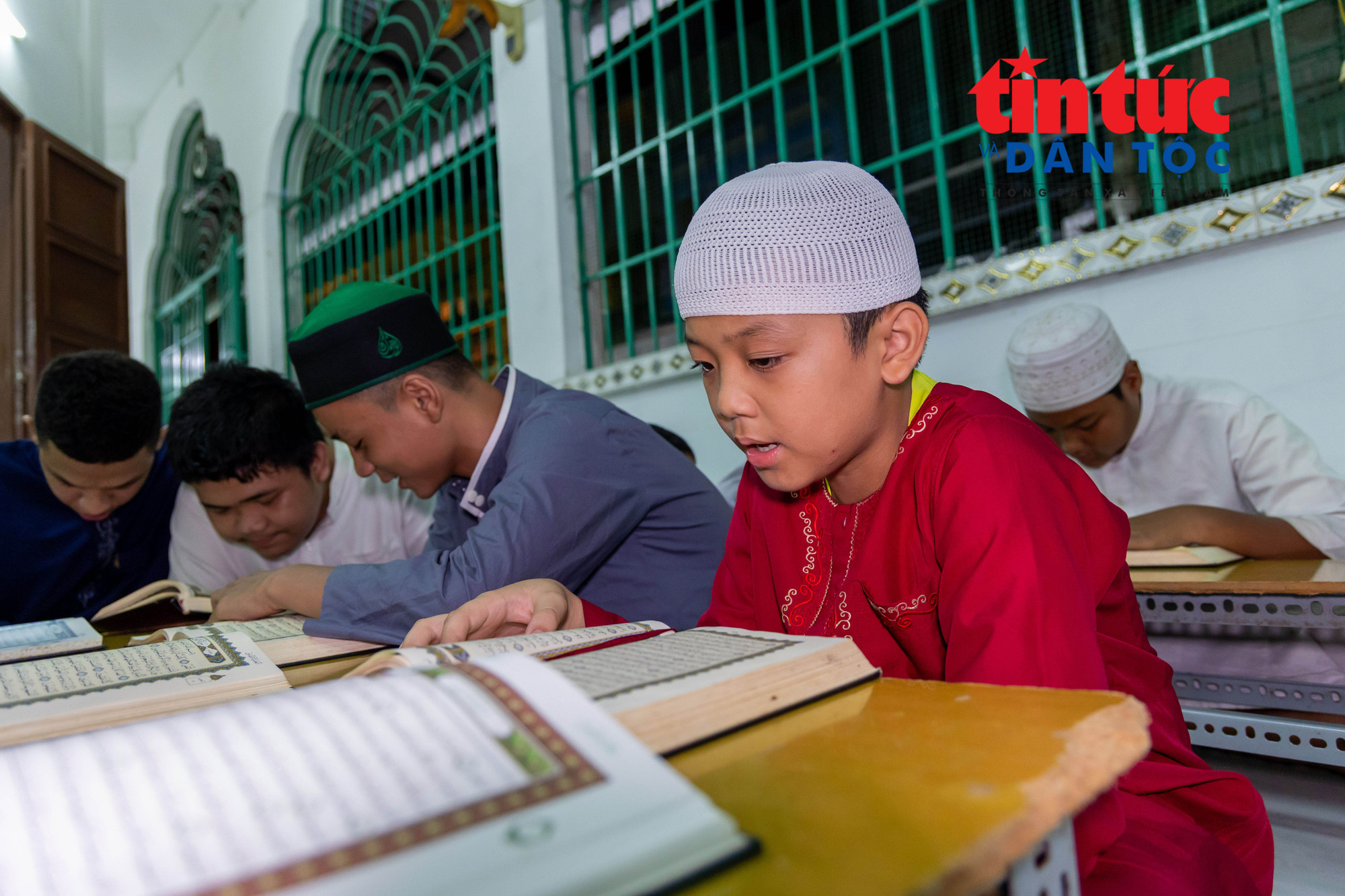 Các em nhỏ người Chăm tập đọc những lời dạy trong kinh Koran tại lớp học. lophoctiengcham2-1746.jpg
