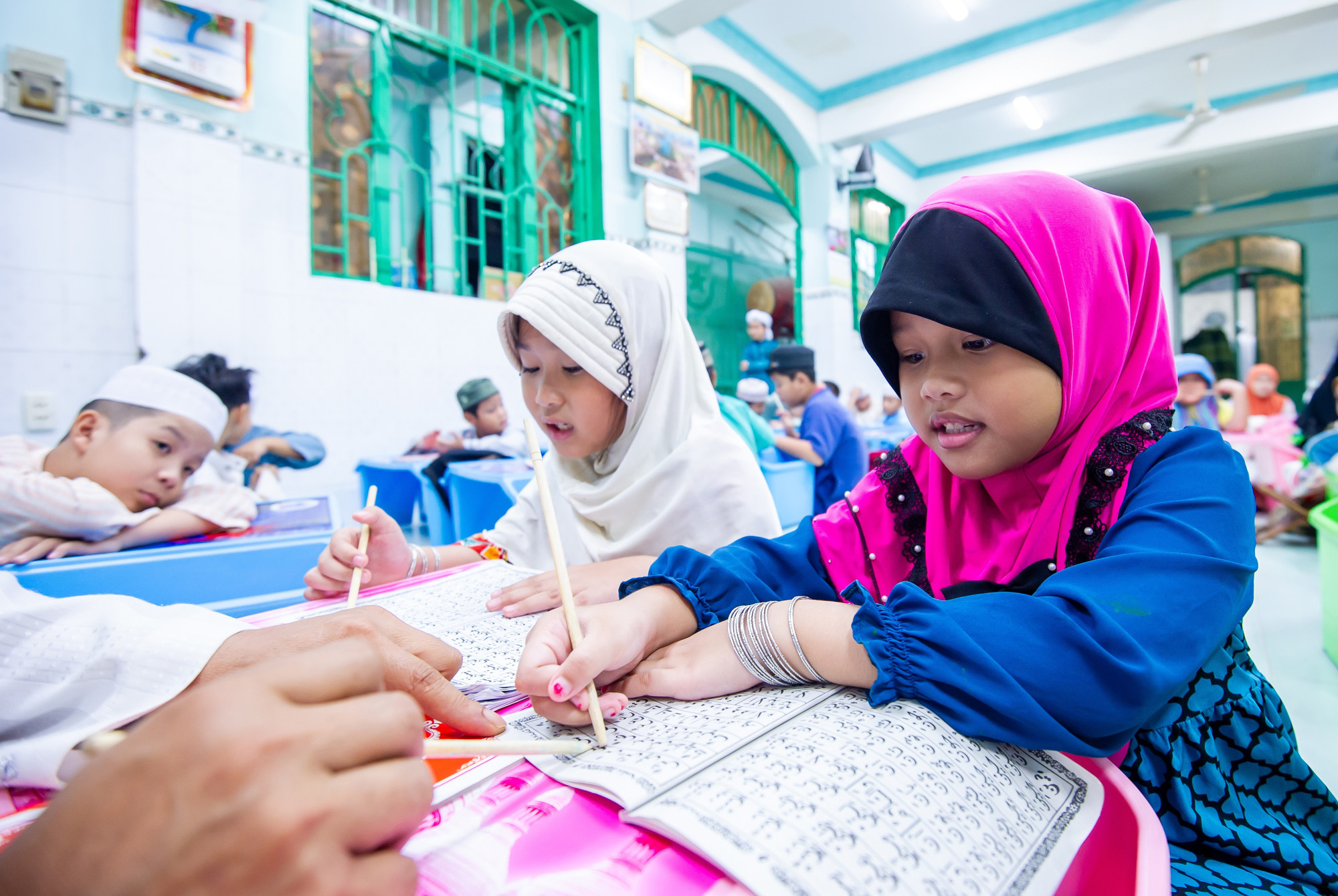 Các em nhỏ ở lớp học tiếng Chăm cơ bản tại Thánh đường Jamiul Anwar, phường Chánh Hưng. lophoctiengcham18.jpg