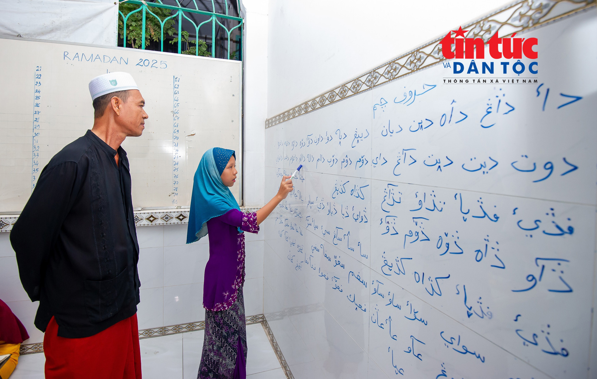 . Nhiều năm nay, thầy Mohamad Zen vẫn đứng lớp, từng ngày gìn giữ văn hóa, truyền thống dân tộc Chăm cho nhiều thế hệ trẻ. lophoctiengcham16-2601.jpg