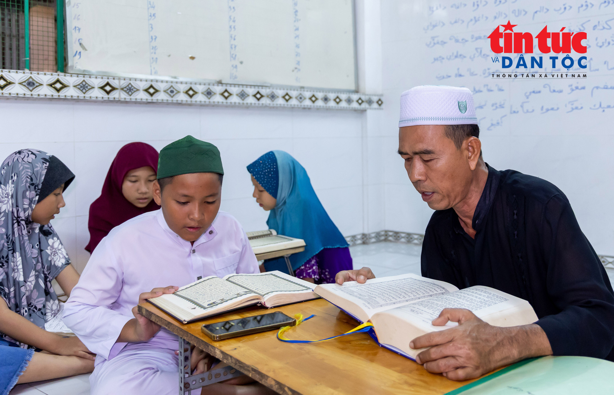 Ông Mohamad Zen (áo đen), Trưởng ban quản trị Thánh đường Hồi giáo Jamia Al Sa’adah, phường Bình Tiên, người có nhiều năm dạy chữ Chăm cho các trẻ em sống xung quanh thánh đường. lophoctiengcham4-3128.jpg