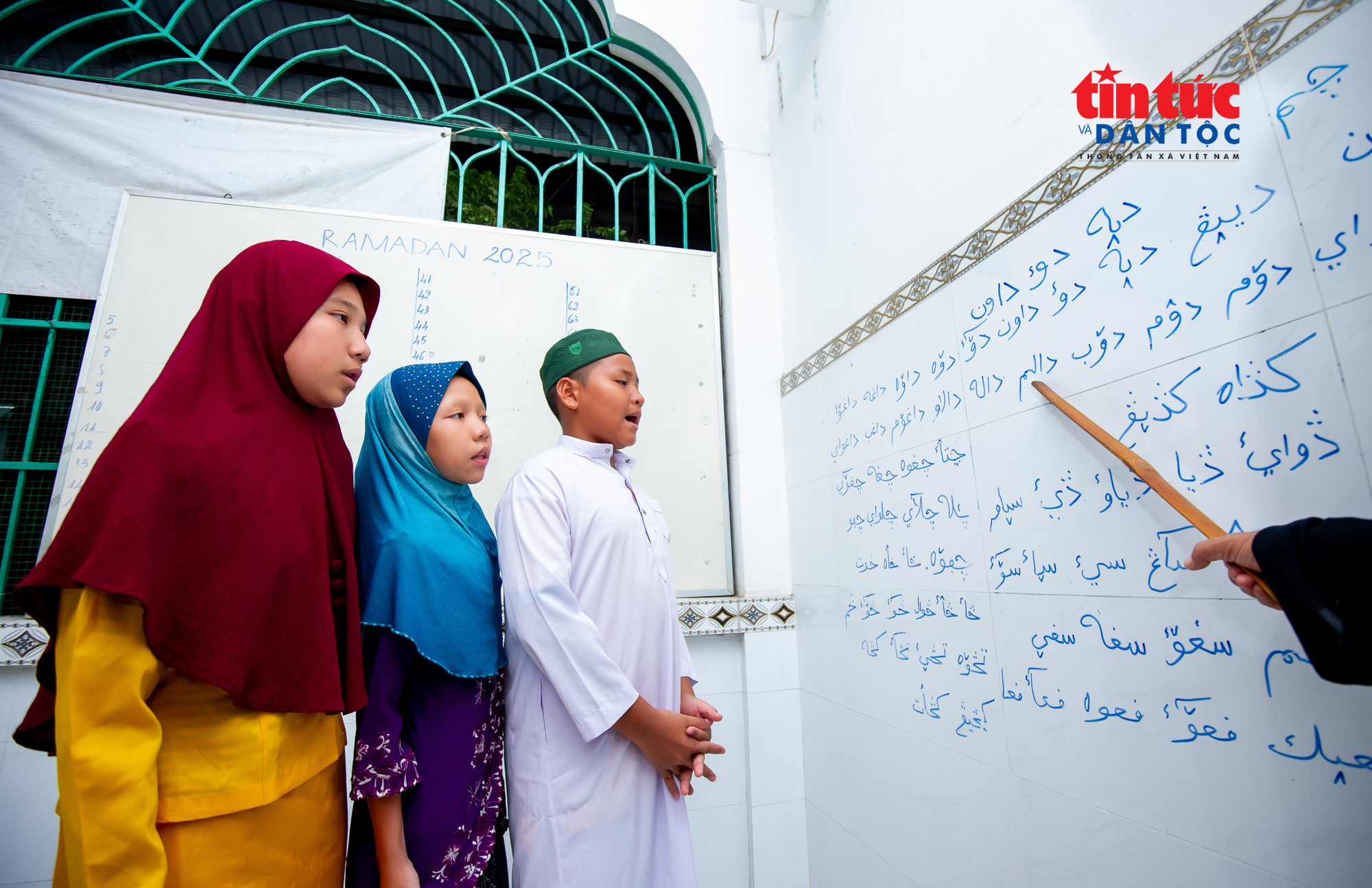 Vào giờ học, các em học sinh nghiêm túc học tập theo sự hướng dẫn của thầy giáo. lophoctiengcham11-6114.jpg