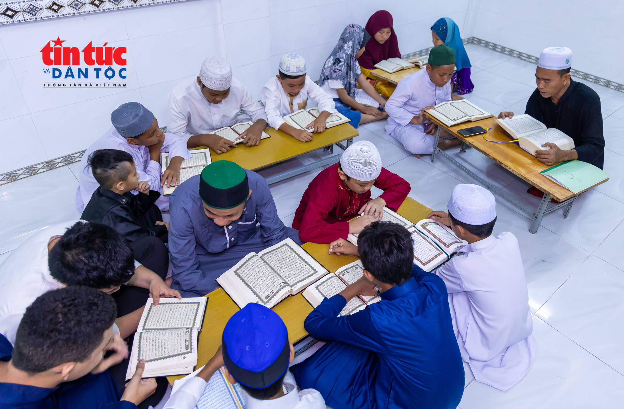 Công đồng người Chăm ở phường Bình Tiên luôn mong muốn con em của mình có thể đọc và viết tiếng Chăm để giữ gìn và bảo tồn văn hóa truyền thống của dân tộc. lophoctiengcham5-4067.jpg