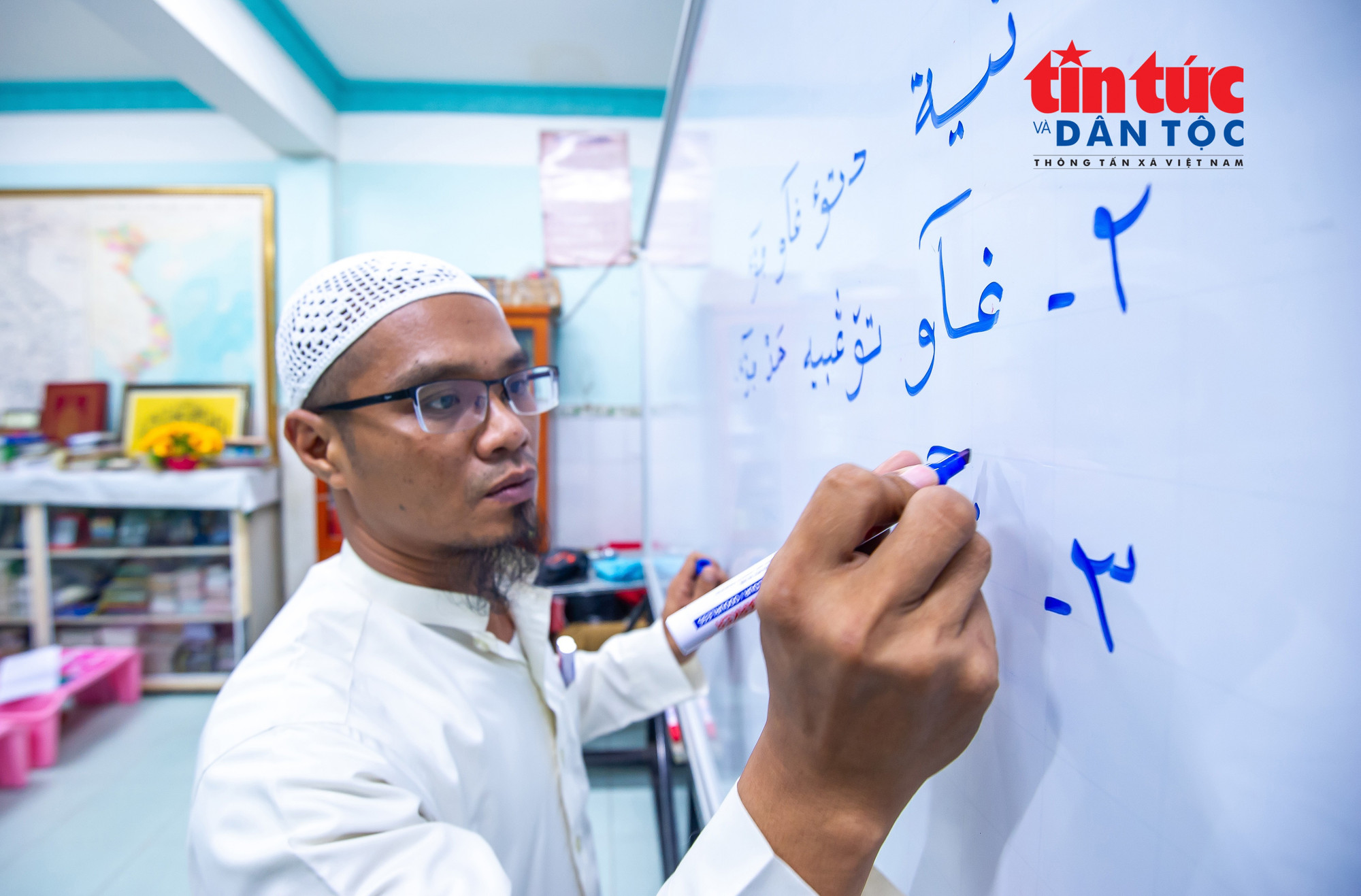 Thầy Ari Phin, người có hơn 10 năm dạy học tại thánh đường Thánh đường Jamiul Anwar, phường Chánh Hưng trong giờ dạy viết chữ Chăm. lophoctiengcham19-8248.jpg