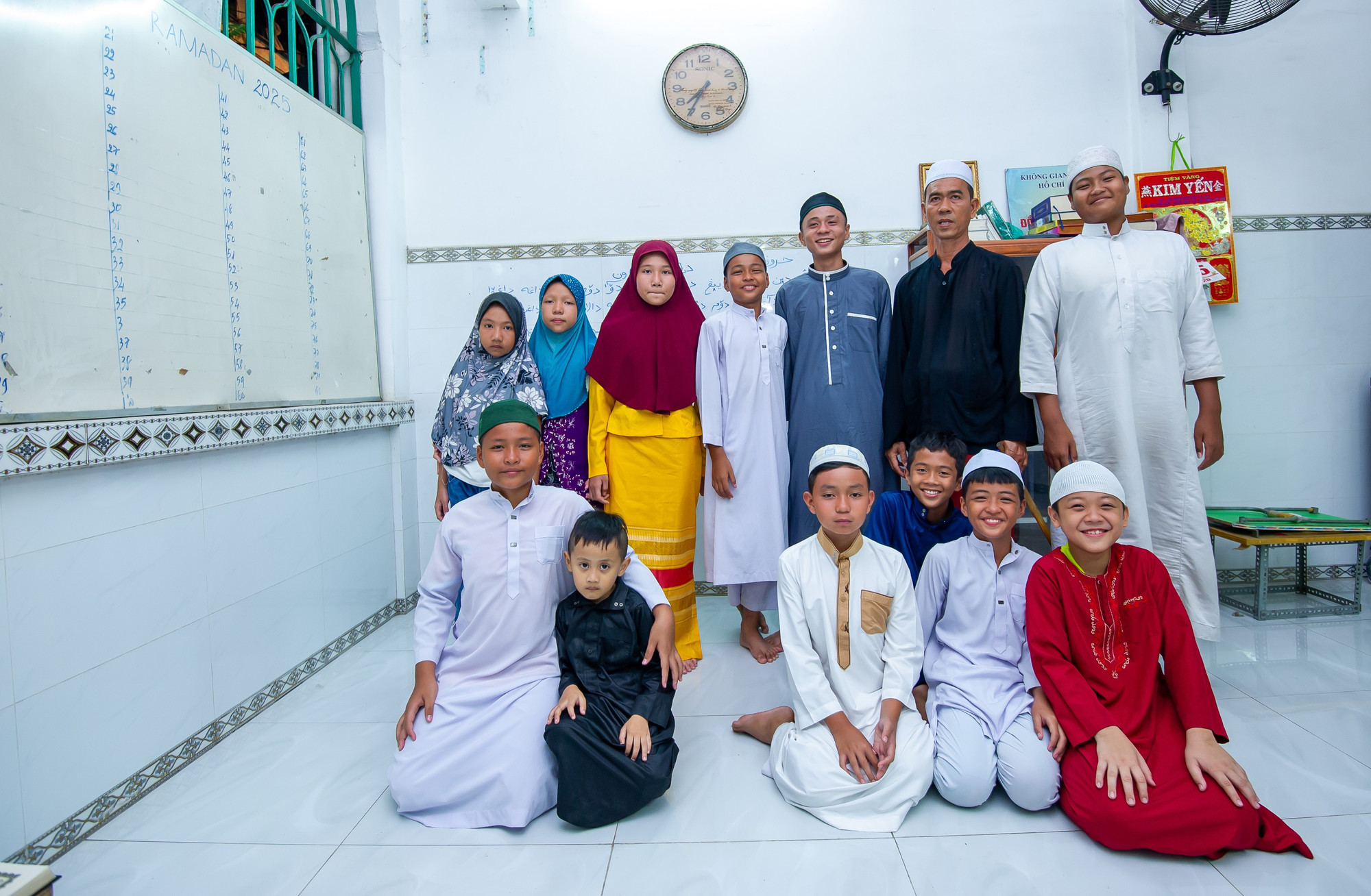 Lớp học tiếng Chăm của thầy Mohamad Zen luôn đem lại nhiều niềm vui cho các trẻ em người Chăm. lophoctiengcham10.jpg