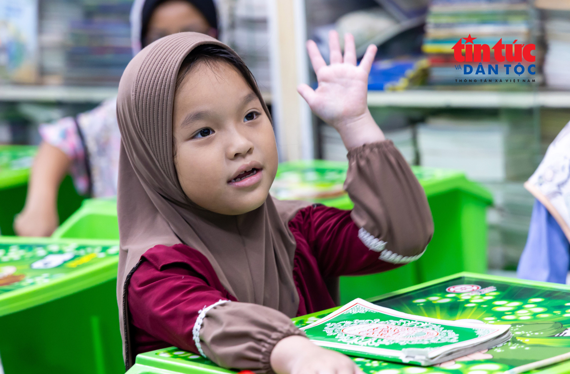 Em Solyhah, 8 tuổi say sưa với việc học chữ Chăm tại Thánh đường Jamiul Anwar, phường Chánh Hưng. lophoctiengcham7-5119.jpg