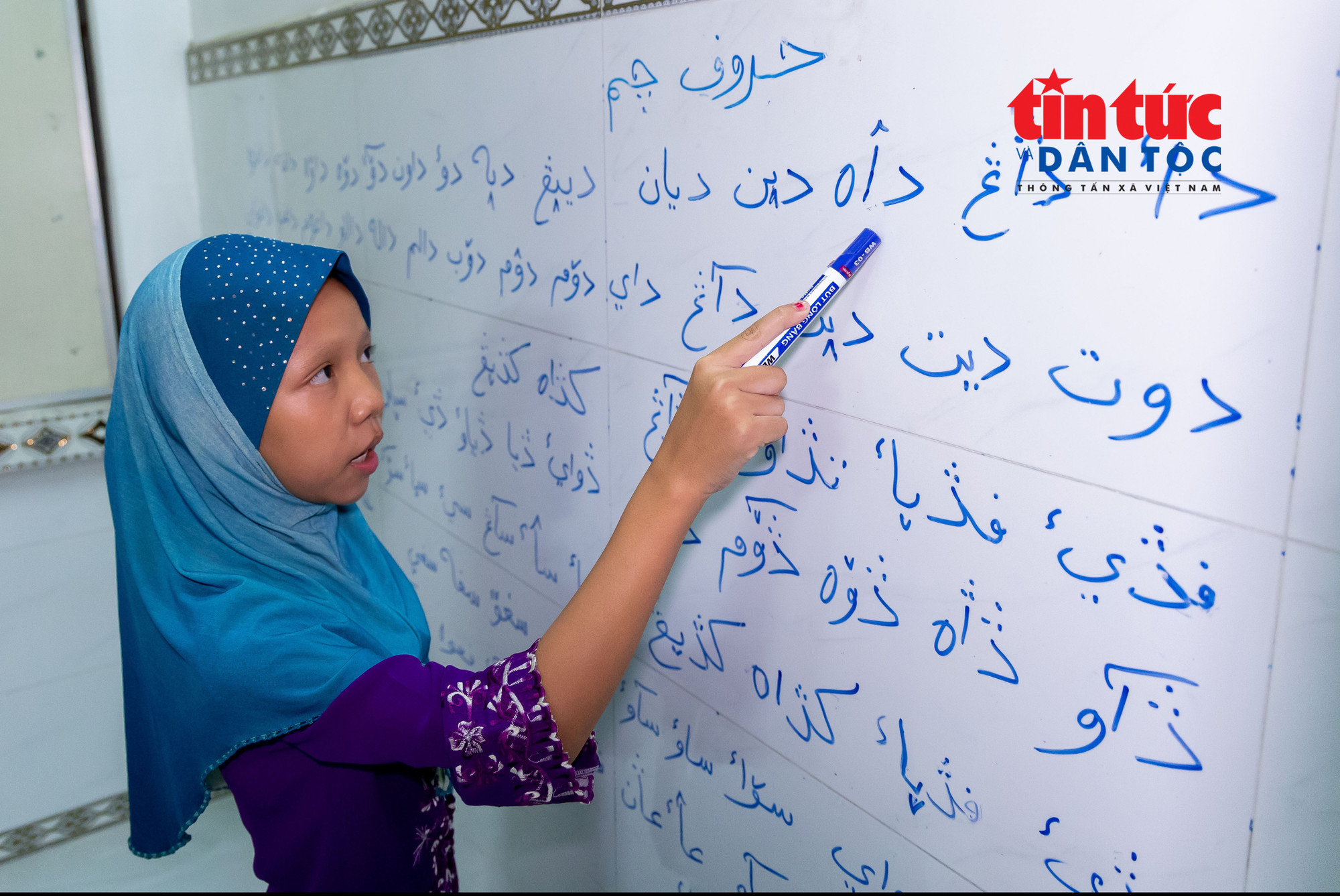 Em Rohani theo học tiếng Chăm được 2 năm tại Thánh đường Hồi giáo Jamia Al Sa’adah, phường Bình Tiên, giờ em đã có thể đọc được thành thục các chữ Chăm cơ bản. lophoctiengcham6-1709.jpg