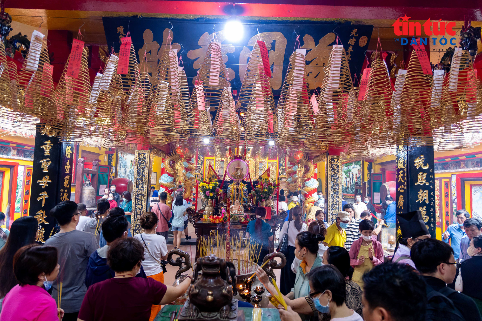 Vào những dịp lễ lớn, Hội quán Ôn Lăng (phường Chợ Lớn) luôn là địa chỉ quen thuộc của bà con người Hoa và khách thập phương đến chiêm bái, cầu an. hoiquanonglang5.jpg