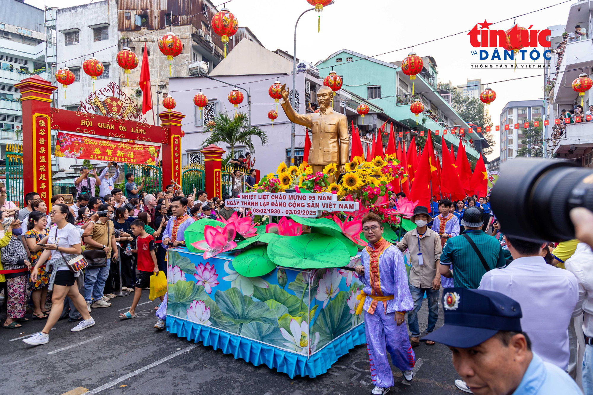 Vào dịp lễ lớn, bà con người Hoa ở phường Chợ Lớn thể hiện lòng thành kính đối với Chủ tịch Hồ Chí Minh qua các hoạt động văn hóa truyền thống trong cộng đồng. hoiquanonglang8.jpg