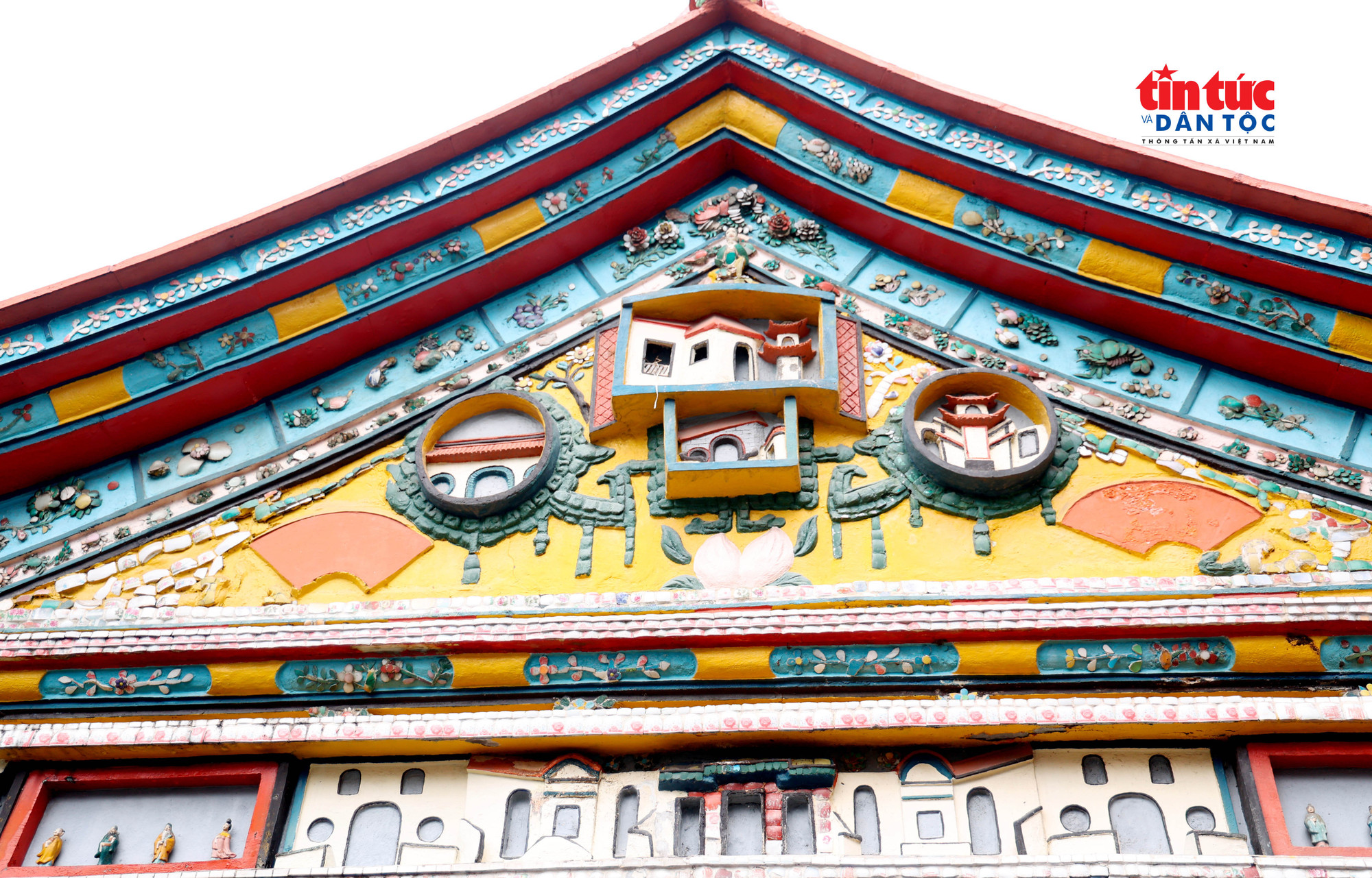 Các đường nét hoa văn tinh xảo trên phần mái của Hội quán Ôn Lăng được các nghệ nhân chế tác rất tỉ mỉ và công phu. hoiquanonglang3.jpg