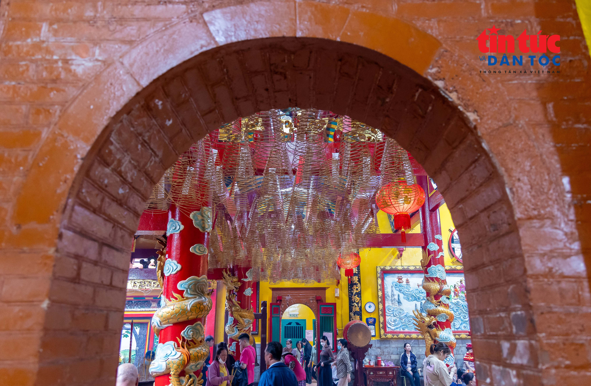 Một góc không gian cổ kính của Hội quán Ôn Lăng thu hút đông đảo du khách trong và ngoài nước đến tham quan. hoiquanonglang9.jpg