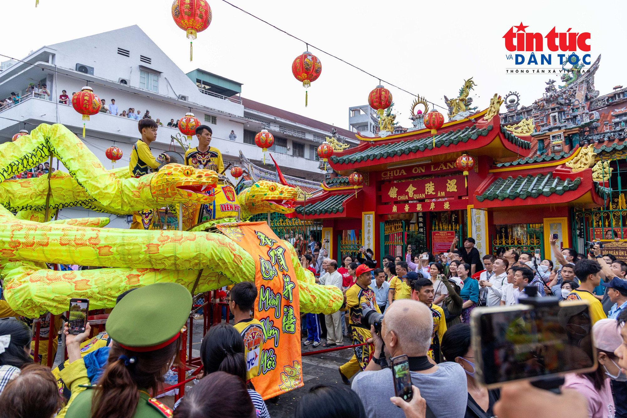Dịp Lễ hội Nguyên Tiêu hàng năm, bà con người Hoa thường tổ chức nhiều hoạt động văn hóa đặc sắc tại các hội quán trên địa bàn phường Chợ Lớn. hoiquanonglang7.jpg