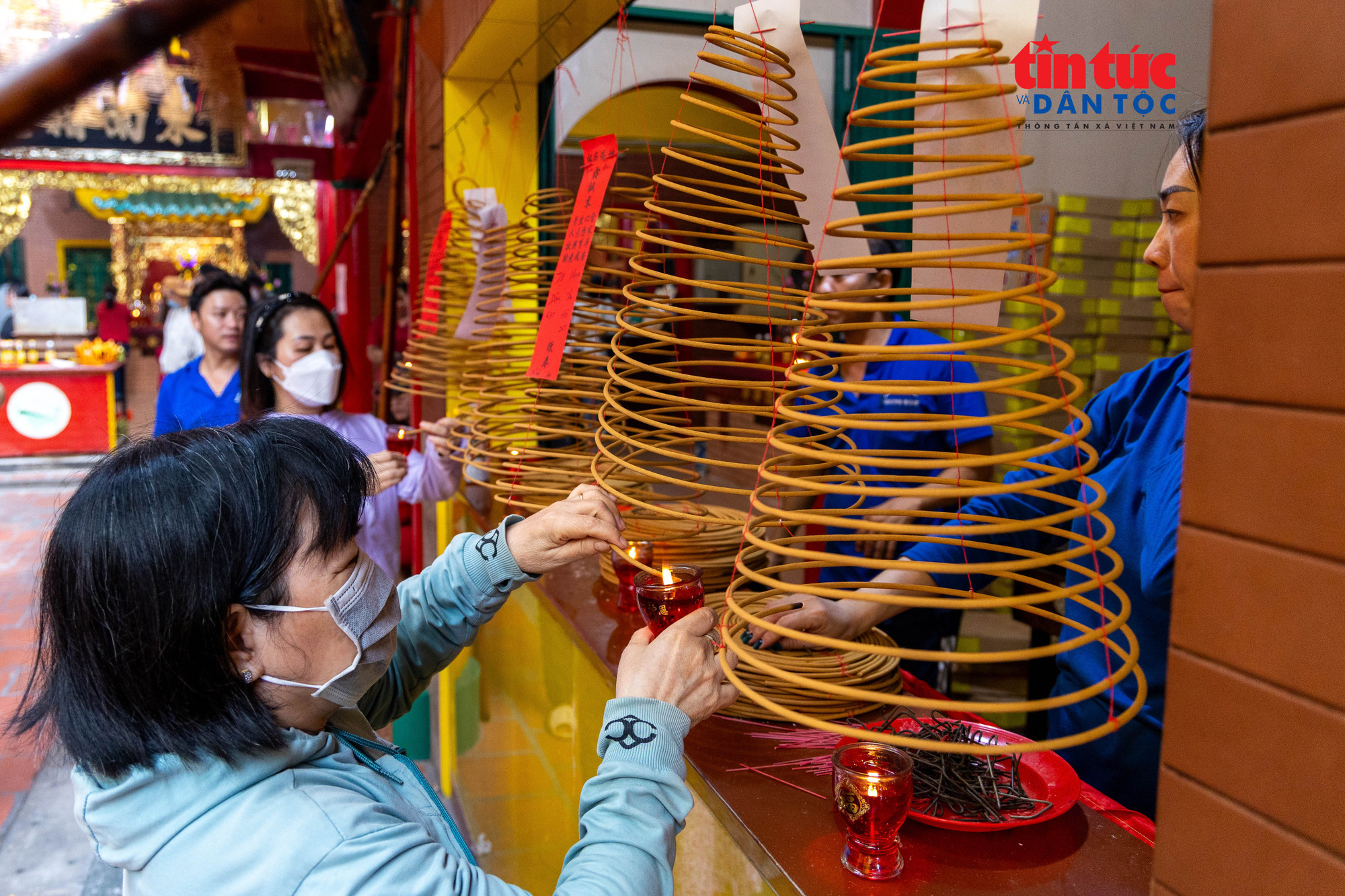 Vào dịp rằm hàng tháng, bà con người Hoa thường đến Hội quán Ôn Lăng để chiêm bái, cầu an. hoiquanonglang10.jpg