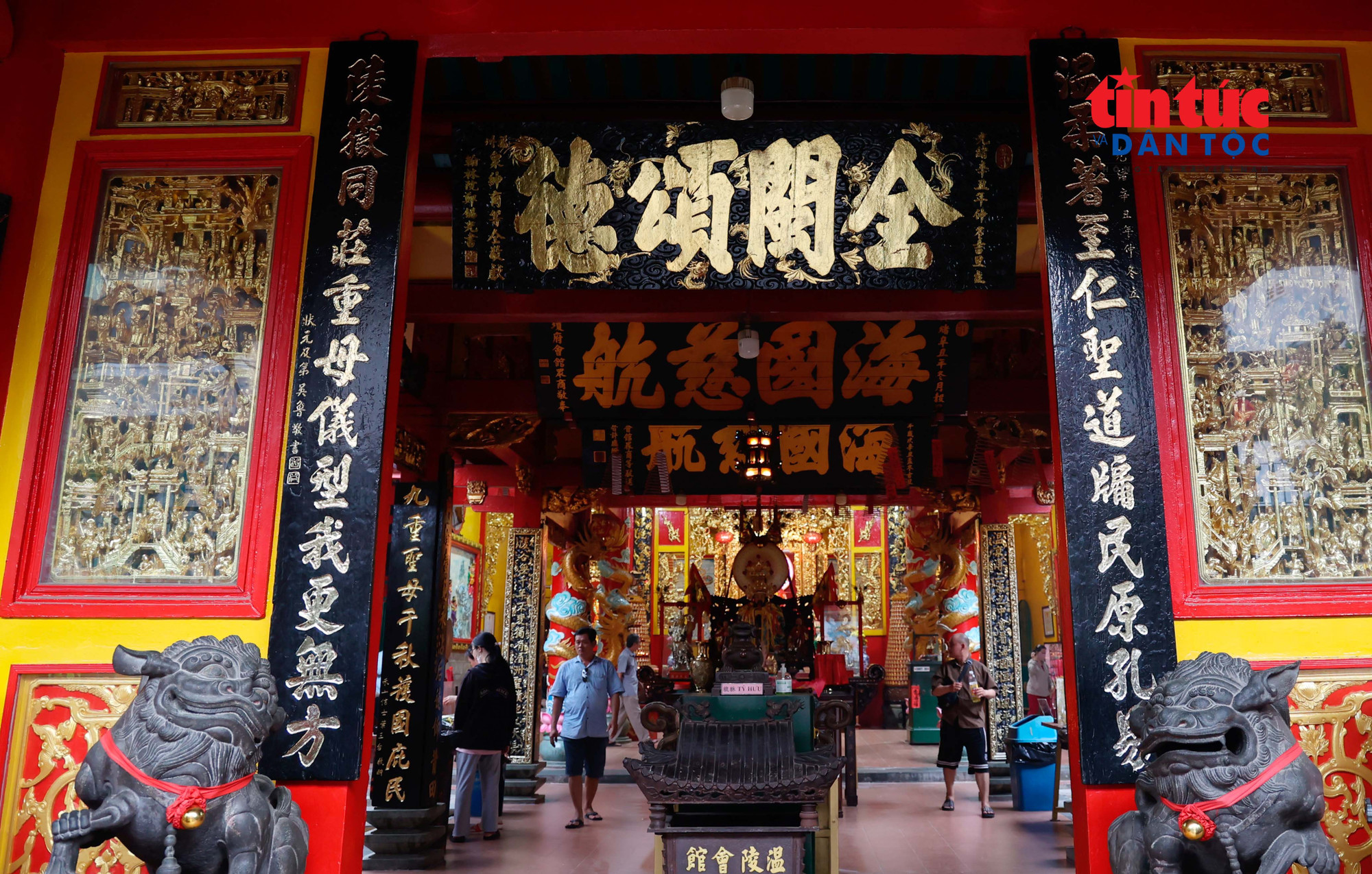 Các nghệ nhân với bàn tay khéo léo đã chạm khắc thủ công trên từng bức hoành phi, khánh thờ, liễn đối… cùng hòa quyện với sắc nhũ vàng truyền thống, góp phần tôn thêm vẻ uy nghi và mang giá trị nghệ thuật cao. hoiquanonglang2.jpg