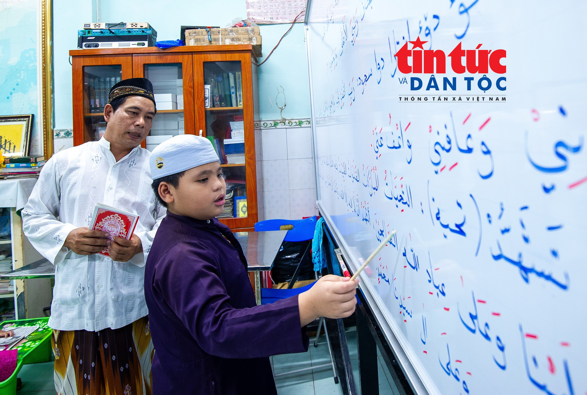 Bà con người Chăm ở TP Hồ Chí Minh vẫn duy trì việc dạy học và gìn giữ bản sắc văn hóa qua chữ viết. dongbaodantoc7.jpg
