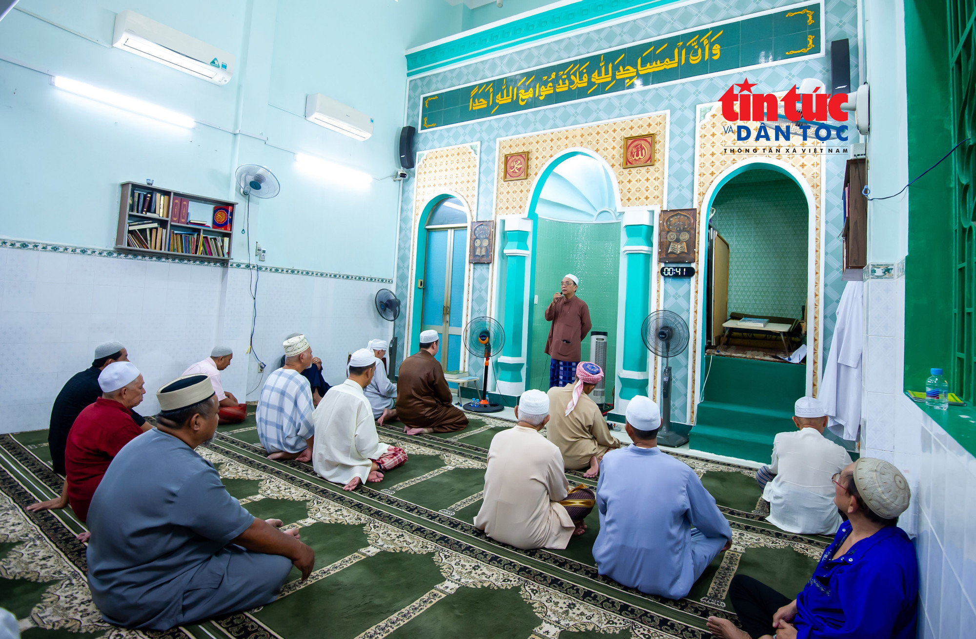 Không gian hành lễ hàng ngày của cộng đồng người Chăm ở Thánh đường Jamiul Anwar (phường Chánh Hưng, TP Hồ Chí Minh). dongbaodantoc5.jpg