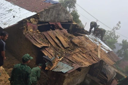 Gió lốc gây thiệt hại tại xã Thu Lũm