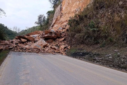 Sạt lở đất đá gây ách tắc giao thông trên Quốc lộ 6