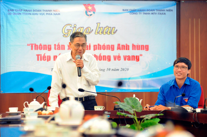Nhà báo Nguyễn Thanh Bền, nguyên phóng viên chiến trường của TTXGP chia sẻ những kỷ niệm tại buổi giao lưu. Ảnh: An Hiếu 60 năm Thông tấn xã Giải phóng: Tuổi trẻ Thông tấn xã Việt Nam tiếp nối truyền thống vẻ vang các thế hệ đi trước ảnh 4