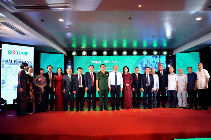 Phó Chủ tịch nước Đặng Thị Ngọc Thịnh chụp ảnh chung với các thế hệ lãnh đạo TTXVN. Ảnh: An Hiếu Lễ kỷ niệm 60 năm Ngày thành lập Thông tấn xã Giải phóng và đón nhận danh hiệu Anh hùng Lực lượng vũ trang nhân dân ảnh 14