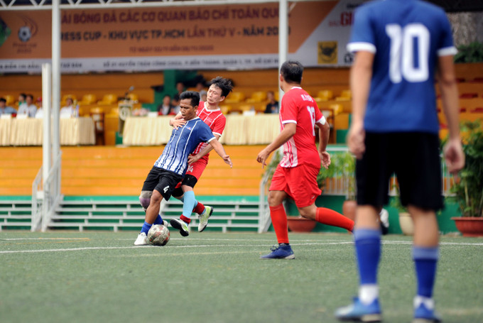Pha tranh bóng quyết liệt giữa cầu thủ hai đội trong trận chung kết. Ảnh: An Hiếu Cơ quan TTXVN khu vực phía Nam vô địch Press Cup 2020 khu vực Thành phố Hồ Chí Minh ảnh 4