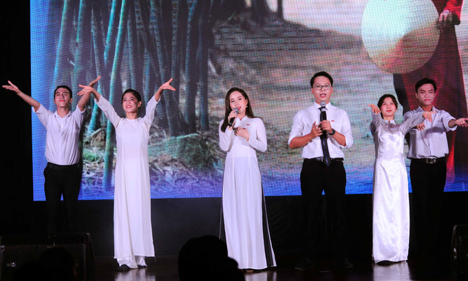 Tiết mục "Xinh tươi Việt Nam" qua phần thể hiện của của các phóng viên, biên tập viên Cơ quan thường trực báo Nhân Dân tại TP.HCM Đặc sắc chương trình Giao lưu văn nghệ "Hát về quê hương đất nước" lần thứ 7 năm 2020 ảnh 5