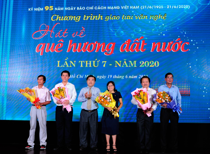 Ông Nguyễn Quốc Tuấn, Giám đốc Cơ quan TTXVN khu vực phí Nam tặng hoa cho đại diện các vị tham gia chương trình giao lưu văn nghệ "Hát về quê hương đất nước" lần thứ 7. Đặc sắc chương trình Giao lưu văn nghệ "Hát về quê hương đất nước" lần thứ 7 năm 2020 ảnh 1