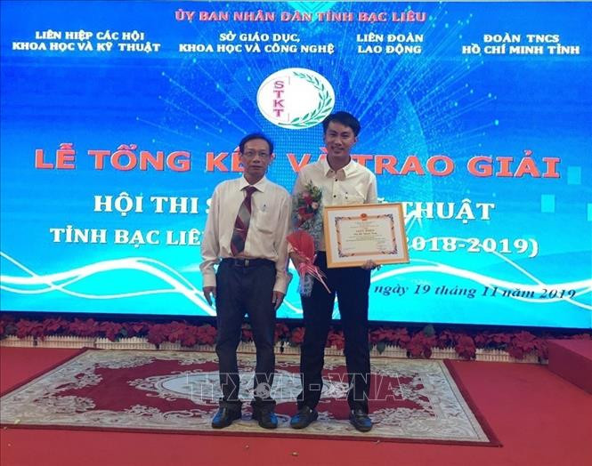 Tặng Giấy khen cho thầy Hồ Thanh Tùng đạt giải Nhì tại Hội thi sáng tạo Khoa học Kỹ thuật tỉnh Bạc Liêu năm học 2018 - 2019. Ảnh: TTXVN phát Thầy giáo trẻ gieo mầm tri thức ảnh 2