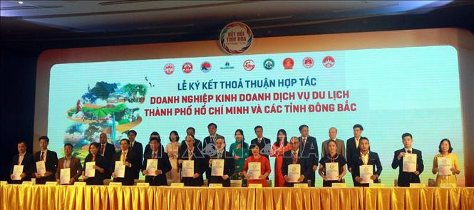 Lễ ký kết thỏa thuận hợp tác du lịch giữa các doanh nghiệp kinh doanh dịch vụ du lịch Thành phố Hồ Chí Minh và các tỉnh Đông Bắc. Ảnh: TTXVN Đẩy mạnh liên kết phát triển du lịch giữa Thành phố Hồ Chí Minh và các tỉnh vùng Đông Bắc ảnh 2