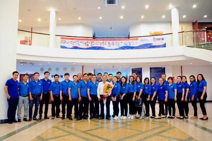 Đoàn viên thanh niên chụp ảnh lưu niệm với nhà báo Nguyễn Thanh Bền sau buổi giao lưu. Ảnh: An Hiếu 60 năm Thông tấn xã Giải phóng: Tuổi trẻ Thông tấn xã Việt Nam tiếp nối truyền thống vẻ vang các thế hệ đi trước ảnh 7