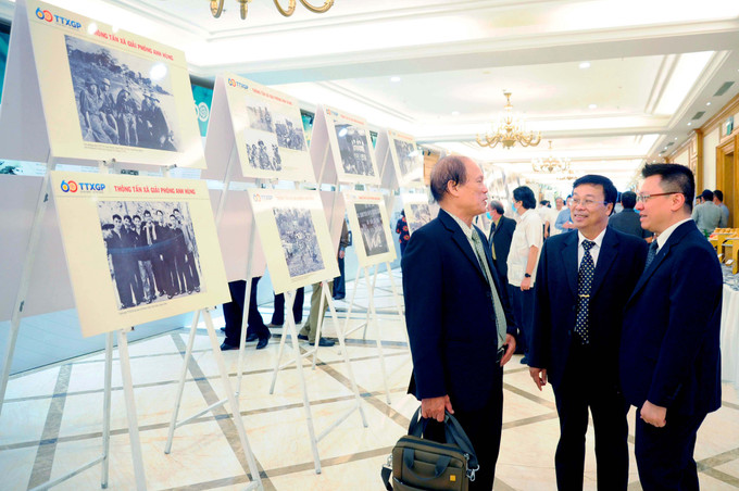 Lãnh đạo TTXVN và các đại biểu tại lễ kỷ niệm 60 năm thành lập TTXGP. Ảnh: An Hiếu Lễ kỷ niệm 60 năm Ngày thành lập Thông tấn xã Giải phóng và đón nhận danh hiệu Anh hùng Lực lượng vũ trang nhân dân ảnh 4