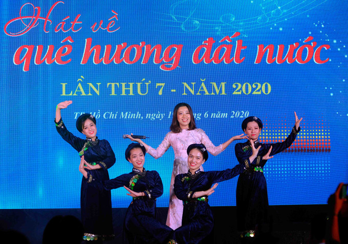Tiết mục ca múa "Tiếng hát giữa rừng Pác Bó" qua tiếng hát của Kim Vy với phần múa minh họa nhóm múa Cơ quan TTXVN khu vực phía Nam và Công ty TNHH MTV Itaxa Đặc sắc chương trình Giao lưu văn nghệ "Hát về quê hương đất nước" lần thứ 7 năm 2020 ảnh 11
