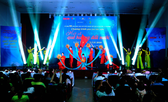 Tiết mục "Đảng cho chúng ta cả một mùa Xuân" với sự thể hiện của tốp ca và nhóm múa minh họa Cơ quan TTXVN khu vực phía Nam và Công ty TNHH MTV Itaxa, tiết mục mở màn chương giao lưu văn nghệ với chủ đề "Hát về quê hương đất nước" lần thứ 7. Đặc sắc chương trình Giao lưu văn nghệ "Hát về quê hương đất nước" lần thứ 7 năm 2020 ảnh 2