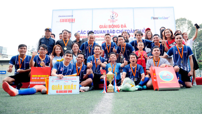 Niềm vui của các cổ động viên với B2FC sau khi nhận được cúp vô định giải bóng bá các cơ quan Báo chí toàn quốc - Press Cup 2020 khu vực TP.HCM. Ảnh: An Hiếu Cơ quan TTXVN khu vực phía Nam vô địch Press Cup 2020 khu vực Thành phố Hồ Chí Minh ảnh 8