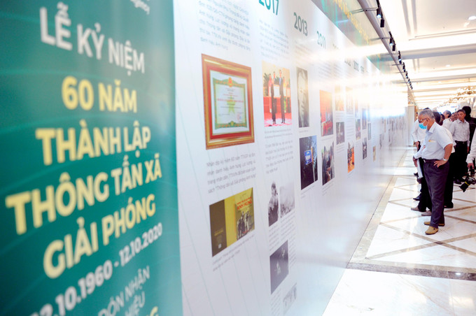Không giang trưng bày hình ảnh về sự phát triển của TTXVN qua các thời kỳ tại lễ kỷ niệm 60 năm thành lập TTXGP (12/10/1960 - 12/10/2020). Ảnh: An Hiếu Lễ kỷ niệm 60 năm Ngày thành lập Thông tấn xã Giải phóng và đón nhận danh hiệu Anh hùng Lực lượng vũ trang nhân dân ảnh 3