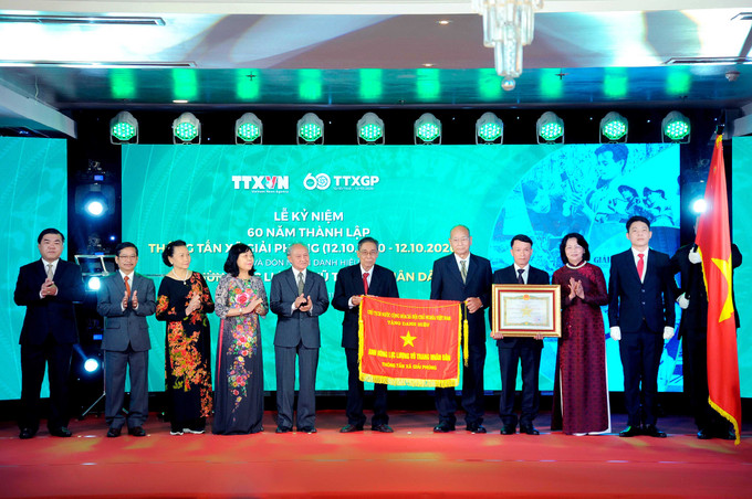 Thay mặt Đảng và Nhà nước, Phó Chủ tịch nước Đặng Thị Ngọc Thịnh, Phó Chủ tịch thứ nhất Hội đồng Thi đua - Khen thưởng Trung ương trao danh hiệu Anh hùng Lực lượng vũ trang nhân dân của Chủ tịch nước tặng TTXGP cho đại diện lãnh đạo TTXVN. Ảnh: An Hiếu Lễ kỷ niệm 60 năm Ngày thành lập Thông tấn xã Giải phóng và đón nhận danh hiệu Anh hùng Lực lượng vũ trang nhân dân ảnh 11
