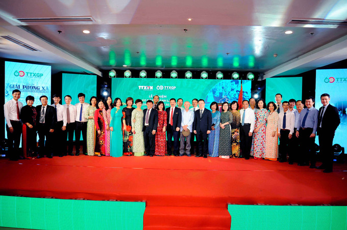 Các đồng chí lãnh đạo, nguyên lãnh đạo TTXVN và các đại biểu dự buổi lễ. Ảnh: An Hiếu Lễ kỷ niệm 60 năm Ngày thành lập Thông tấn xã Giải phóng và đón nhận danh hiệu Anh hùng Lực lượng vũ trang nhân dân ảnh 15