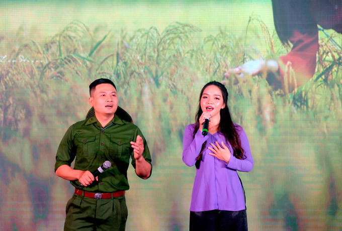 Tiết mục song ca "Gửi em ở cuối sông Hồng" qua tiếng hát của Minh Phú - Thảo Nguyên đến từ Cơ quan TTXVN khu vực phía Nam và Công ty TNHH MTV Itaxa Đặc sắc chương trình Giao lưu văn nghệ "Hát về quê hương đất nước" lần thứ 7 năm 2020 ảnh 15
