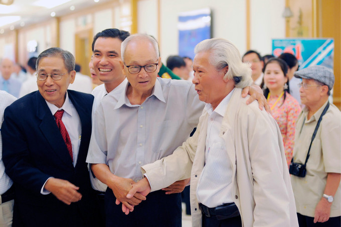 Nguyên phóng viên, điện báo viên, kỹ thuật viên của TTXGP đến dự lễ kỷ niệm 60 năm thành lập TTXGP. Ảnh: An Hiếu Lễ kỷ niệm 60 năm Ngày thành lập Thông tấn xã Giải phóng và đón nhận danh hiệu Anh hùng Lực lượng vũ trang nhân dân ảnh 8