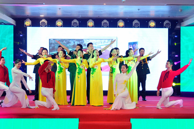 Tiết mục văn nghệ chào mừng kỷ niệm 60 năm thành lập TTXGP. Ảnh: An Hiếu Lễ kỷ niệm 60 năm Ngày thành lập Thông tấn xã Giải phóng và đón nhận danh hiệu Anh hùng Lực lượng vũ trang nhân dân ảnh 9