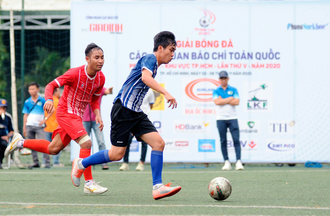 Pha đi bóng của cầu thủ 2 đội tại trận chung kết Giải bóng bá các cơ quan Báo chí toàn quốc - Press Cup 2020 khu vực Thành phố Hồ Chí Minh. Ảnh: An Hiếu Cơ quan TTXVN khu vực phía Nam vô địch Press Cup 2020 khu vực Thành phố Hồ Chí Minh ảnh 1