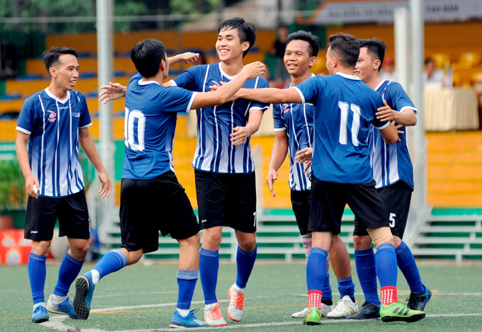 Các cầu thủ Cơ quan TTXVN khu vực phía Nam ăn mừng sau pha mở tỷ số tại trận chung kết. Ảnh: An Hiếu Cơ quan TTXVN khu vực phía Nam vô địch Press Cup 2020 khu vực Thành phố Hồ Chí Minh ảnh 6