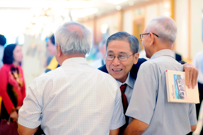 Niềm vui gặp lại đồng nghiệp, đồng đội của ông Nguyễn Thanh Bền (ở giữa), nguyên quyền Trưởng phòng Tin đô thị của TTXGP tại lễ kỷ niệm. Ảnh: An Hiếu Lễ kỷ niệm 60 năm Ngày thành lập Thông tấn xã Giải phóng và đón nhận danh hiệu Anh hùng Lực lượng vũ trang nhân dân ảnh 6