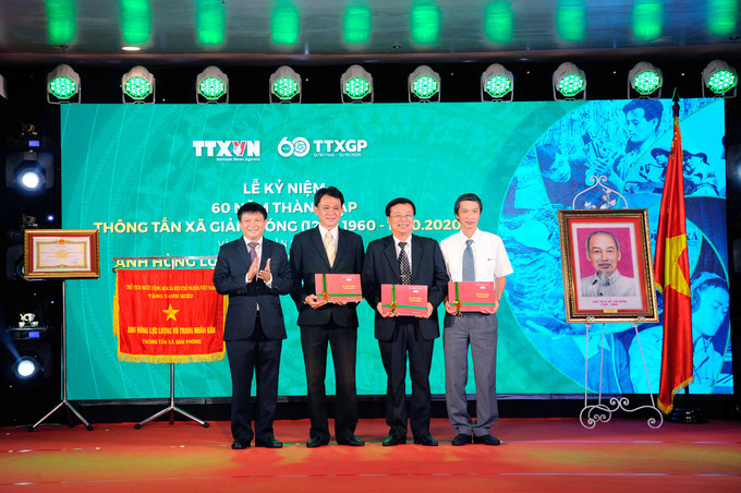 Phó Tổng giám đốc, Chủ tịch công đoàn TTXVN Đinh Đăng Quang trao tặng sổ tiết kiệm cho đại diện các gia đình thương binh, liệt sĩ TTXVN. Ảnh: An Hiếu Lễ kỷ niệm 60 năm Ngày thành lập Thông tấn xã Giải phóng và đón nhận danh hiệu Anh hùng Lực lượng vũ trang nhân dân ảnh 13