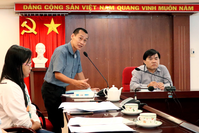 Ông Huỳnh Văn Thảo, Thư ký khoa học đề tài, Trưởng đại diện báo ảnh DT&MN tại TP.HCM trả lời các câu hỏi của chuyên gia phản biện và các thành viên Hội đồng đánh giá, nghiệm thu đề tài NCKH cấp ngành của TTXVN tại phiên họp đánh giá nghiệm thu trực tuyến từ đầu cầu TP.HCM TTXVN nghiệm thu đề tài nghiên cứu, ứng dụng font chữ Khmer Unicode trong xuất bản báo chí ảnh 3