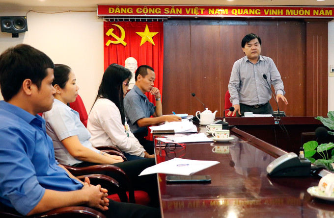 Ông Nguyễn Quốc Tuấn, Chủ nhiệm đề tài, Giám đốc Cơ quan TTXVN khu vực phía Nam trình bày tóm tắt quá trình tổ chức thực hiện, báo cáo các sản phẩm khoa học của đề tài dưới hình thức trực tuyến tại đầu cầu TP.HCM TTXVN nghiệm thu đề tài nghiên cứu, ứng dụng font chữ Khmer Unicode trong xuất bản báo chí ảnh 2
