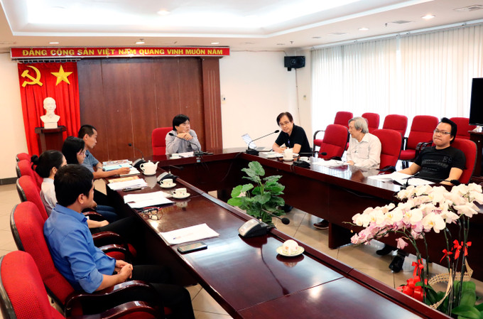 Các thành viên đề tài “Nghiên cứu ứng dụng bộ gõ và bộ font chữ Khmer Unicode trong quy trình sản xuất báo in và báo điện tử của TTXVN” trả lời câu hỏi của Hội đồng đánh giá, nghiệm thu đề tài NCKH cấp ngành của TTXVN trong phiên họp trực tuyến tại đầu cầu TP.HCM TTXVN nghiệm thu đề tài nghiên cứu, ứng dụng font chữ Khmer Unicode trong xuất bản báo chí ảnh 4