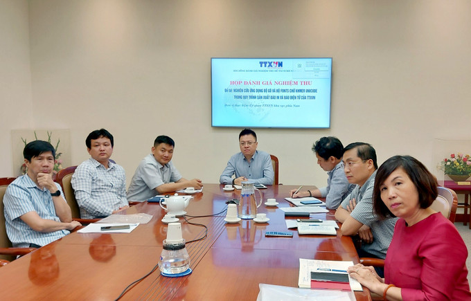 Các thành viên Hội đồng đánh giá, nghiệm thu đề tài NCKH cấp ngành của TTXVN tại đầu cầu Hà Nội TTXVN nghiệm thu đề tài nghiên cứu, ứng dụng font chữ Khmer Unicode trong xuất bản báo chí ảnh 6